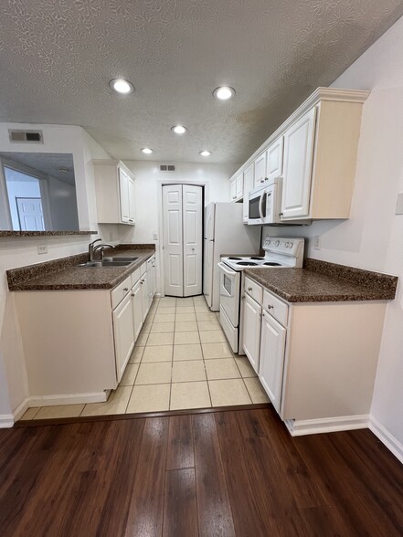 Kitchen - 2 - 5588 Cypress Chase