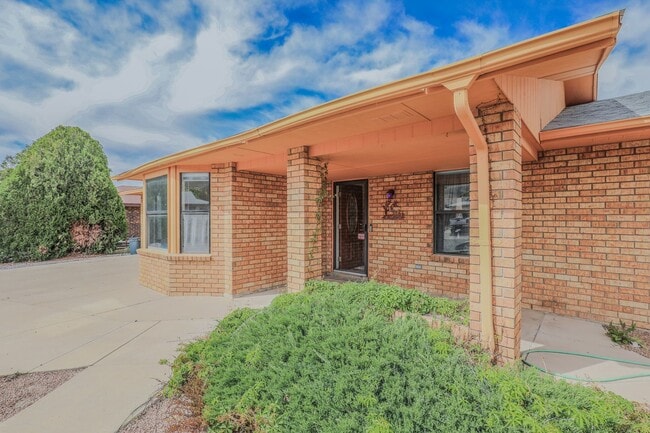 Building Photo - 3 Bedroom 2 Bath Home