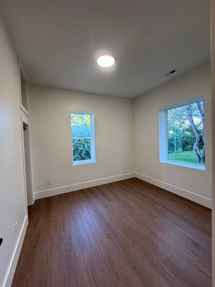 Building Photo - 127 E 400 N St