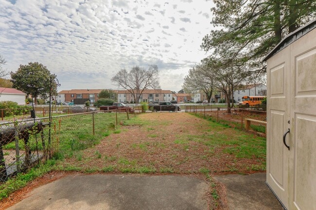 Building Photo - Bright, Updated & Prime Location!