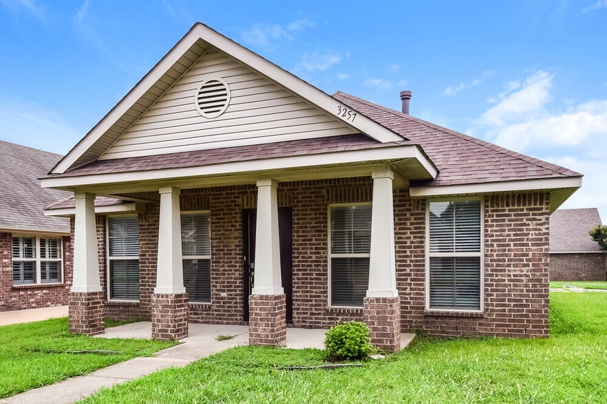 Building Photo - 3257 E Hartland