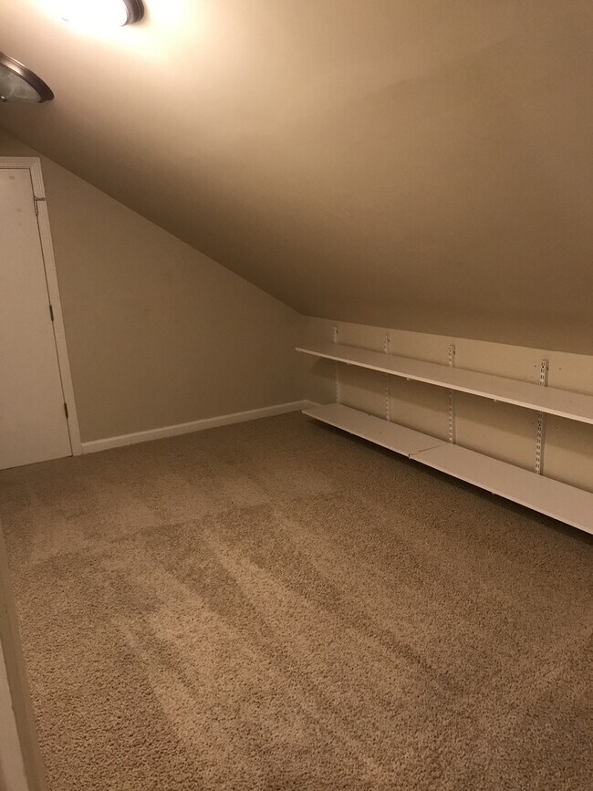 Building Photo - Bellevue Townhome 4 bedrooms 3 full baths