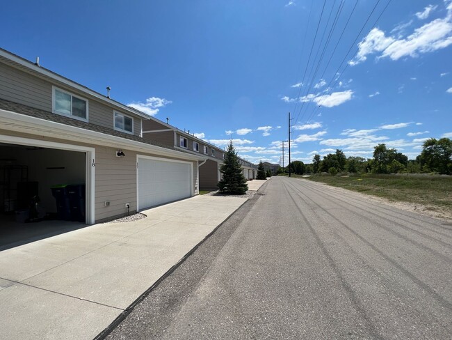 Building Photo - Gorgeous Townhome right on the river!