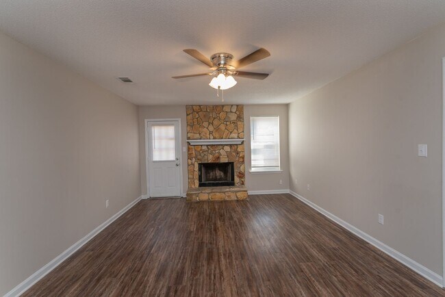 Building Photo - 2937 Dahlia Dr