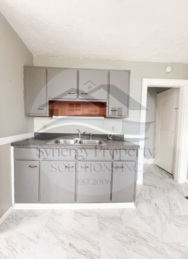 Building Photo - Crestline Home Available Now