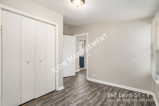 Building Photo - 842 Davis St