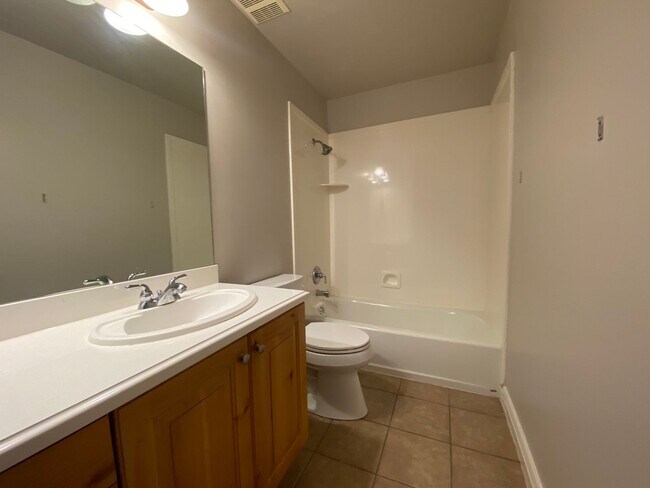 Building Photo - 6 Bedroom/3.5 Bathroom Home In Syracuse!