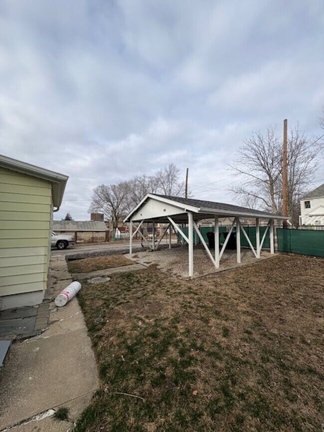 Building Photo - 901 NE Glen Oak Ave