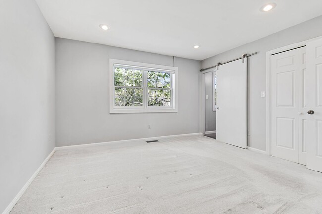 Building Photo - Fabulous Townhouse in Kenwood Forest II - ...