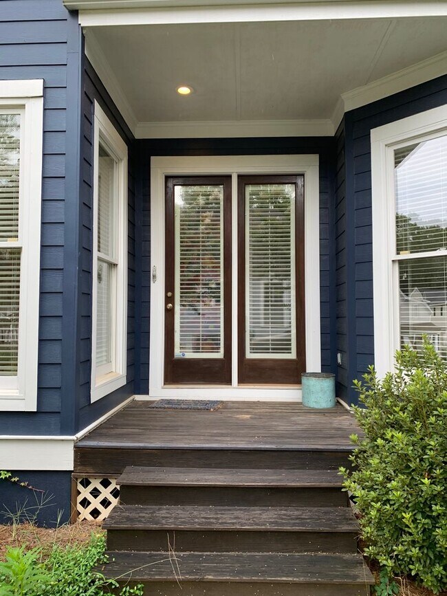 Building Photo - AVAILABLE NOW