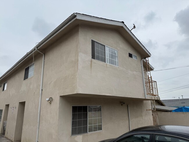 Building Photo - 3 BEDROOM 2.5 BATH TOWNHOME