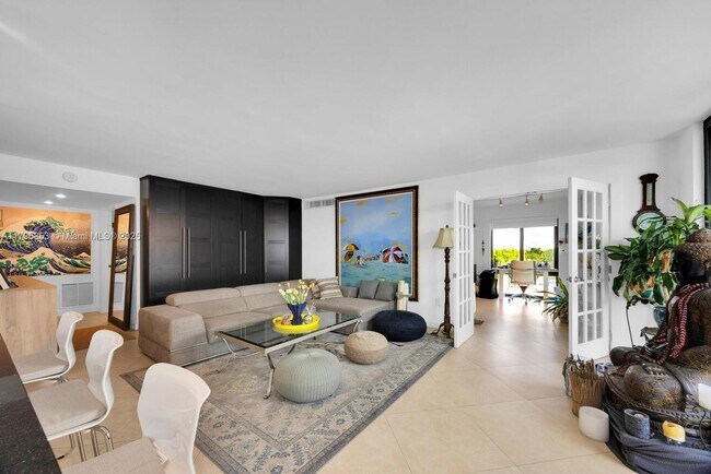 Building Photo - 1600 S Bayshore Ln