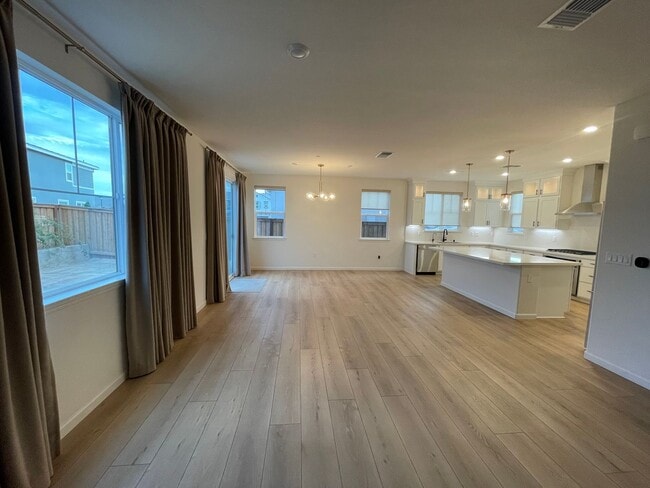 Building Photo - Beautiful new home with open floor plan av...