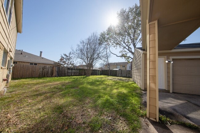 Building Photo - 2523 W Greens Rd