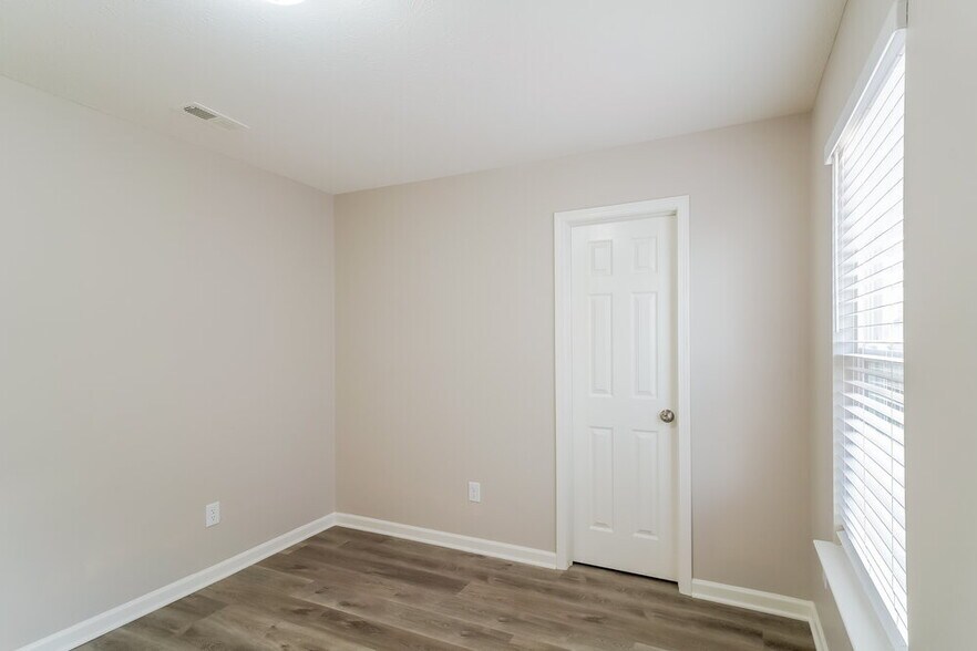 Building Photo - 8024 Bach Dr