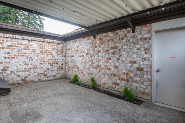 Building Photo - 1639 9th Ave SW