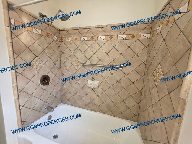 Building Photo - Gorgeous Turnkey 4 BD / 2.5 BA Home in Hawthorne