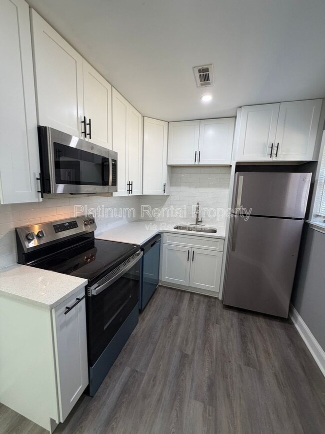 Building Photo - 1492 Waverly Way