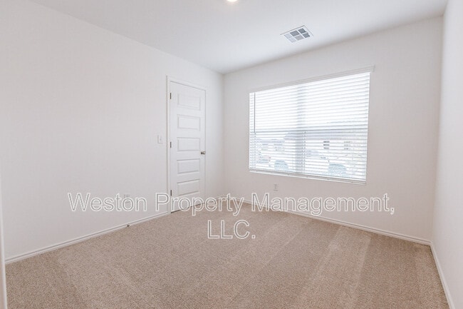 Building Photo - 5901 Bradford Pear Ln