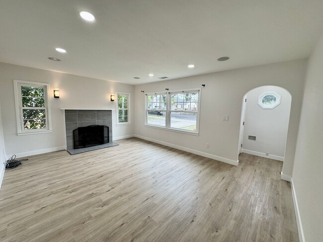 Building Photo - Charming 2 Bedroom Home Near Olivedale Par...