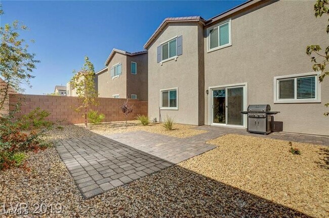 Building Photo - 8041 Ancient Oaks Ave
