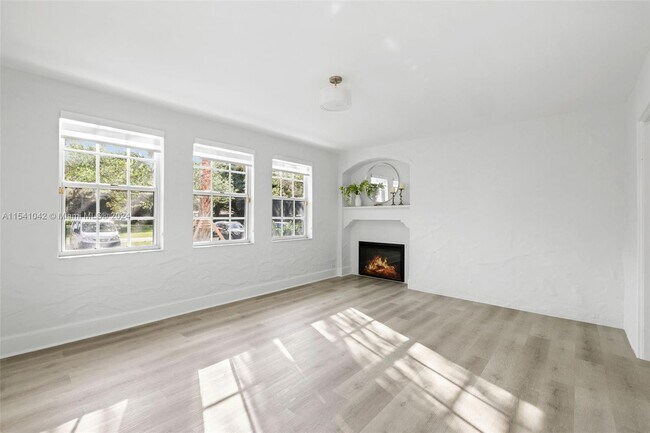 Building Photo - 1224 Country Club Prado