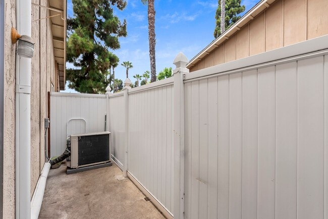 Building Photo - 6908 Camphor Ln