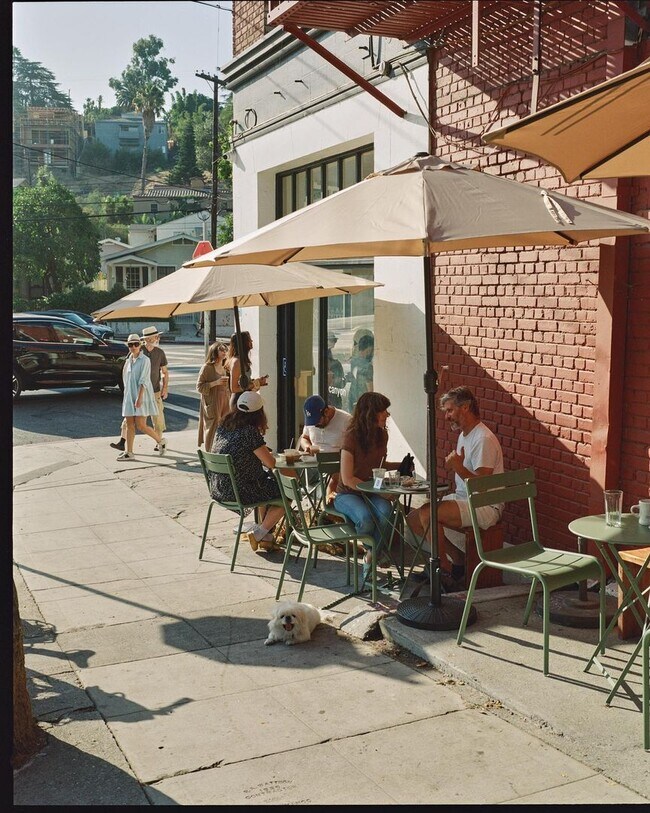 Building Photo - Adorable 1 bed / 1 bath Apartment in the Heart of Echo Park with In-Unit Laundry, Parking & Priva...