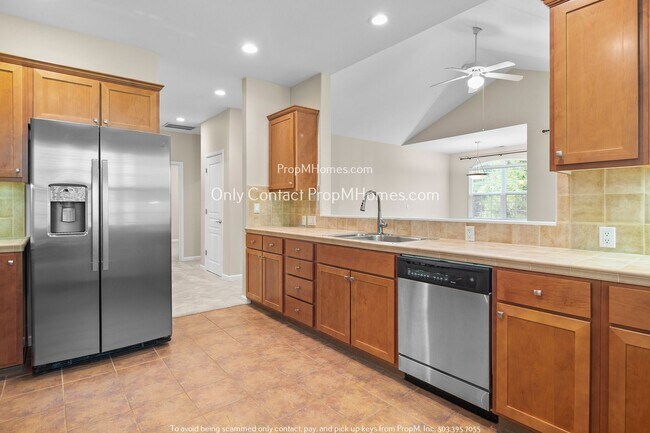 Building Photo - Elegant Condo with Dual Balconies and Spac...