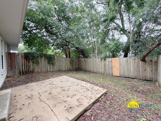 Building Photo - Newly Renovated 3 Bedroom Townhouse in Fort Walton Beach!