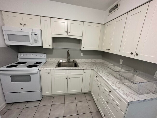 Building Photo - 301 W Ocean Ave