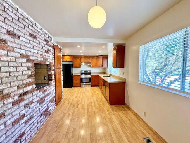 Building Photo - 1732 Las Gallinas Ave