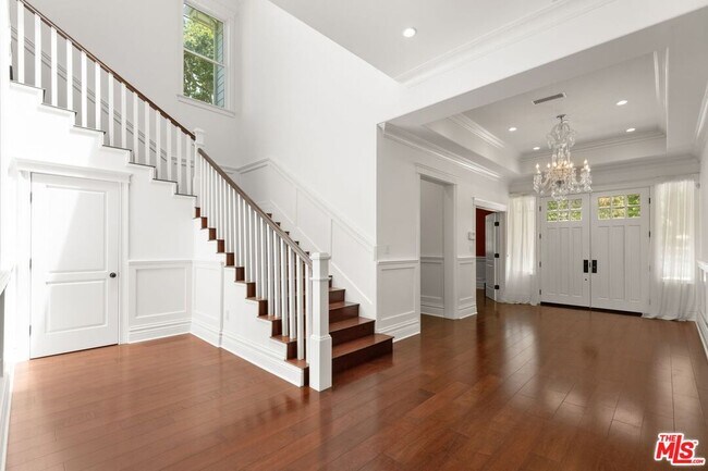 Building Photo - 453 S Bentley Ave