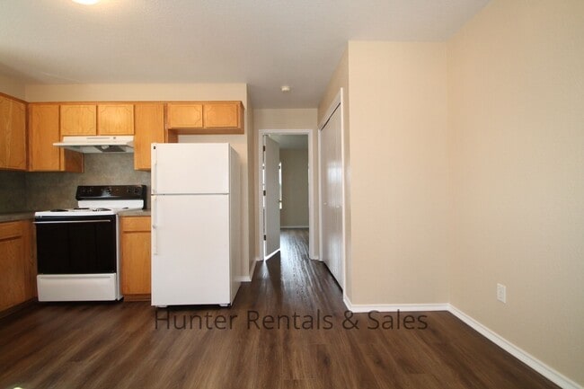 Building Photo - Delightful Townhouse!