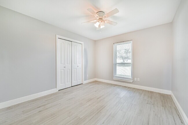 Building Photo - Rare Horse-Ready Property in Manvel