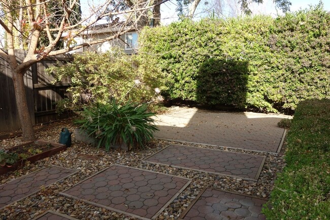 Building Photo - 105 Almond Dr