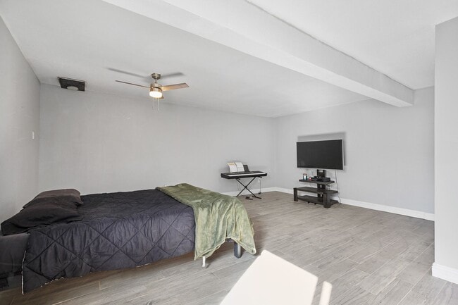 Building Photo - Roomy 3 Bedroom Home with a Fireplace