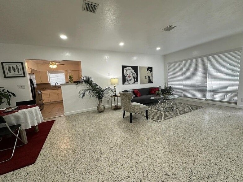 Building Photo - 950 E Dayton Cir