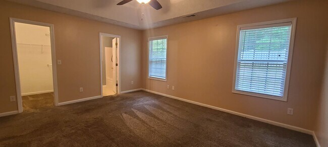 Building Photo - Available now 3 bed/2bath ranch Fenced in ...