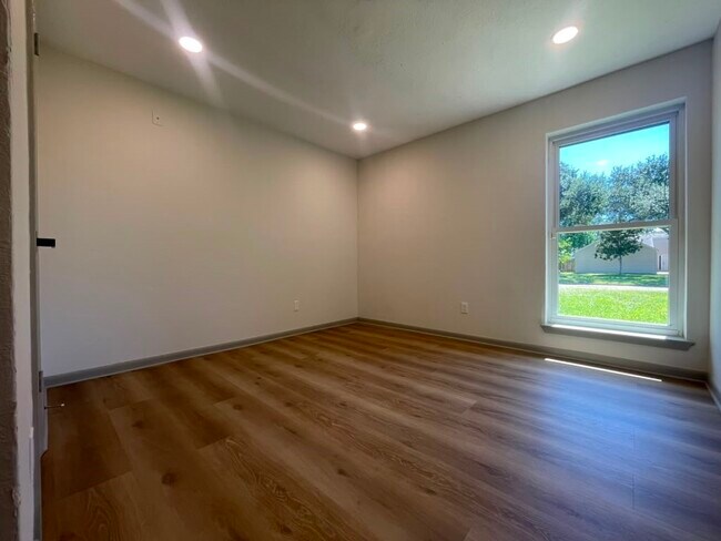 Building Photo - 3826 Manordale Dr