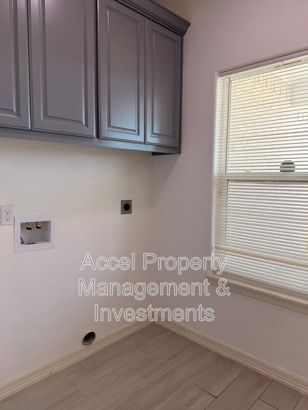 Building Photo - 418 Gonzalez Dr