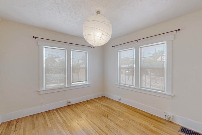 Building Photo - Two Bedroom One Bath home or sweet little ...