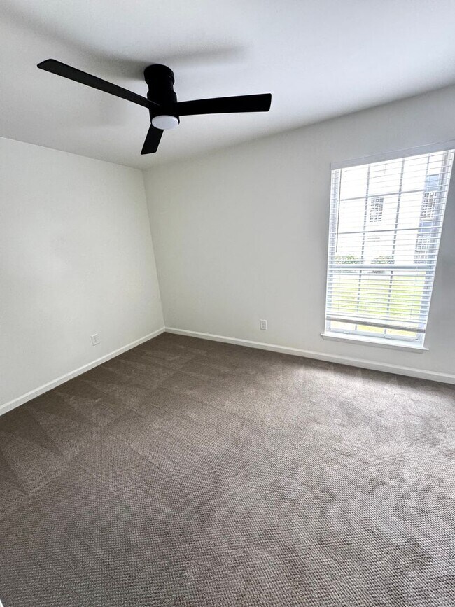 Building Photo - Fully Renovated 3BR/3BA Condo at Harper Fl...