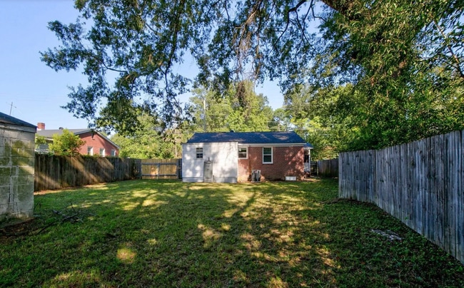 Building Photo - Beautifully renovated ranch bungalow locat...