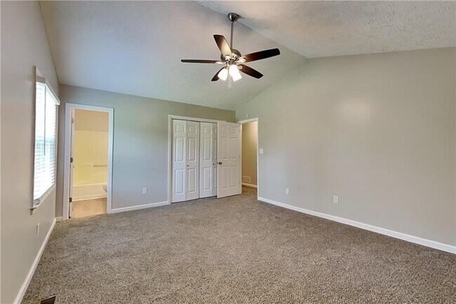 Building Photo - 450 Sumer Ln N