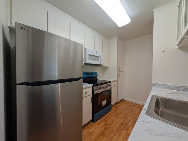 Building Photo - 3 bed / 2 bah Condo. Hardwood floor, forced heat, lots of HOA amenities