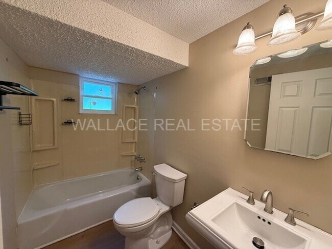 Building Photo - UPDATED 4 BEDROOM IN CRESTWOOD HILLS IN W. KNOXVILLE