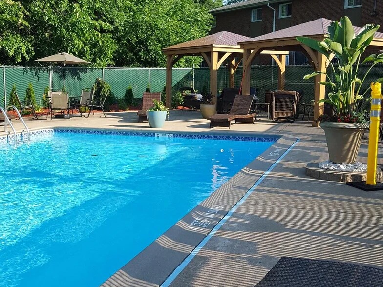 Building Photo - 426 Middle Tpke W