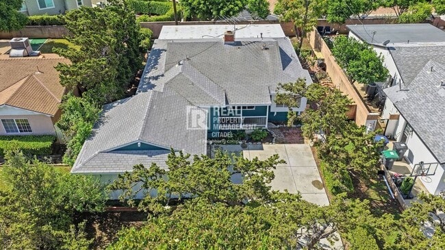 Building Photo - 726 primrose-