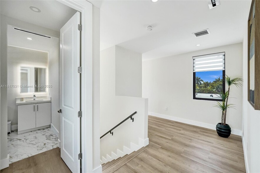 Building Photo - 1619 NW 11th Ave